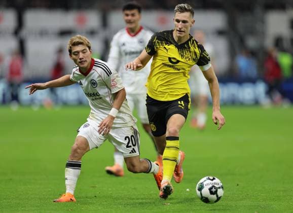 28 10 2025, Football DFB Pokal 2 Round, Eintracht Frankfurt Borussia Dortmund, v l , Ritsu Doan Eintracht Frankfurt , Nico Schlotterbeck Borussia Dortmund DFL DFB REGULATIONS PROHIBIT ANY USE OF PHOTOGRAPHS AS IMAGE SEQUENCES AND OR QUASI VIDEO xdcx Copyright: HMBxMedia Claus