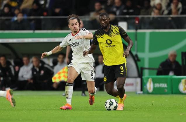 28 10 2025, Football DFB Pokal 2 Round, Eintracht Frankfurt Borussia Dortmund, v l , Arthur Theate Eintracht Frankfurt , Serhou Guirassy Borussia Dortmund DFL DFB REGULATIONS PROHIBIT ANY USE OF PHOTOGRAPHS AS IMAGE SEQUENCES AND OR QUASI VIDEO xdcx Copyright: HMBxMedia Claus