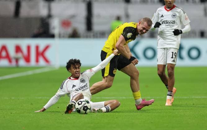 28 10 2025, Football DFB Pokal 2 Round, Eintracht Frankfurt Borussia Dortmund, v l , Nathaniel Brown Eintracht Frankfurt , Julian Ryerson Borussia Dortmund DFL DFB REGULATIONS PROHIBIT ANY USE OF PHOTOGRAPHS AS IMAGE SEQUENCES AND OR QUASI VIDEO xdcx Copyright: HMBxMedia Claus