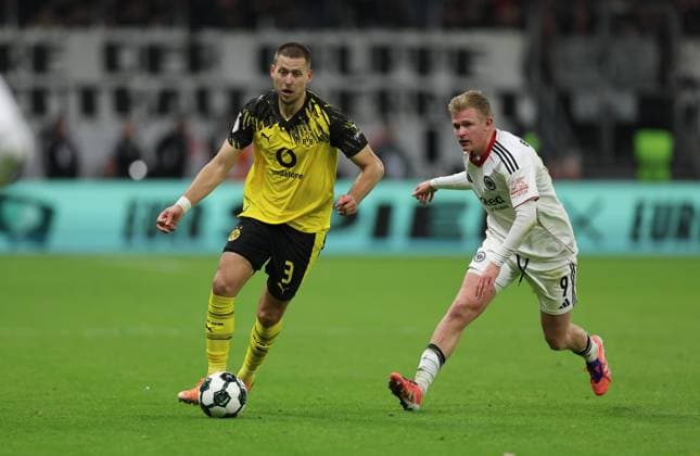 28 10 2025, Football DFB Cup 2 Round, Eintracht Frankfurt Borussia Dortmund, v l , Waldemar Anton Borussia Dortmund , Jonathan Burkardt Eintracht Frankfurt DFL DFB REGULATIONS PROHIBIT ANY USE OF PHOTOGRAPHS AS IMAGE SEQUENCES AND OR QUASI VIDEO xdcx Copyright: HMBxMedia Claus
