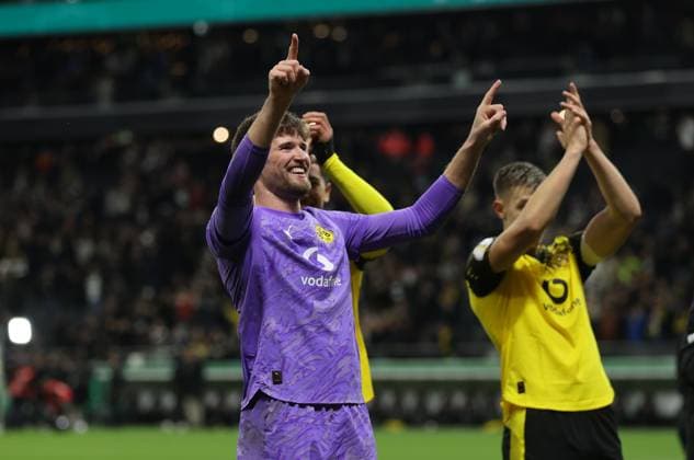 28 10 2025, Soccer DFB Cup 2 Round, Eintracht Frankfurt Borussia Dortmund, v l , Goalkeeper Gregor Kobel Borussia Dortmund cheering cheering cheering cheering DFL DFB DFB REGULATIONS PROHIBIT ANY USE OF PHOTOGRAPHS AS IMAGE SEQUENCES AND OR QUASI VIDEO xdcx Copyright: HMBxMedia Claus