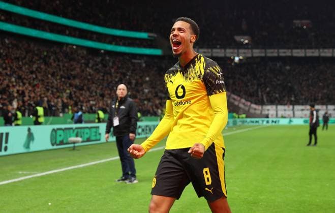 28 10 2025, Football DFB Pokal 2 Round, Eintracht Frankfurt Borussia Dortmund, v l , Felix Nmecha Borussia Dortmund jubilantly cheering jubilantly cheering DFL DFB REGULATIONS PROHIBIT ANY USE OF PHOTOGRAPHS AS IMAGE SEQUENCES AND OR QUASI VIDEO xdcx Copyright: HMBxMedia Claus