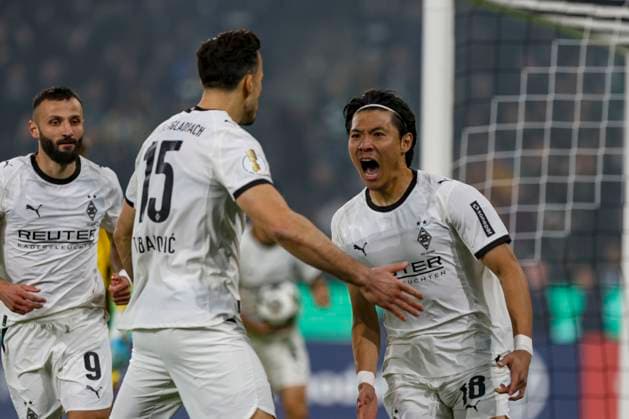 Mönchengladbach, Germany, 28 10 25 Shuto Machino Borussia Mönchengladbach goal celebration, Haris Tabakovic Borussia Mönchengladbach team cheers after scoring 1 0 during the DFB Pokal 2 round match between Borussia Mönchengladbach vs Karlsruher SC at Borussia Park Mönchengladbach Stadion im Borussia Park North Rhine Westphalia Germany Copyright: xBrauer-Fotoagenturx xAdrianxSchlx
