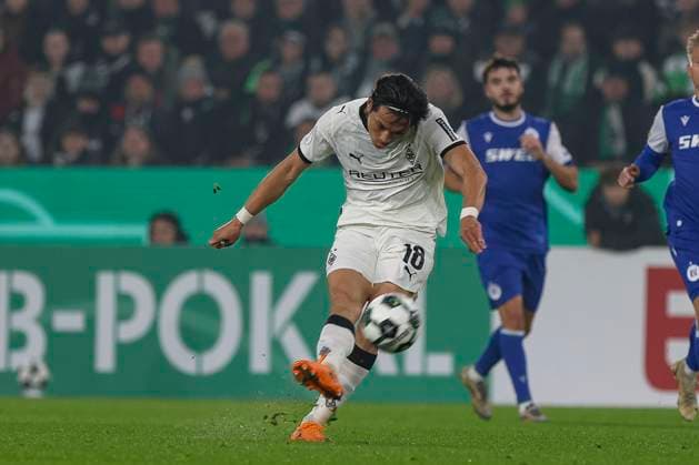 Mönchengladbach, Germany, 28 10 25 Shuto Machino Borussia Mönchengladbach in action on the ball, single action during the DFB Pokal 2 round match between Borussia Mönchengladbach vs Karlsruher SC at Borussia Park Mönchengladbach Stadion im Borussia Park North Rhine Westphalia Germany Copyright: xBrauer-Fotoagenturx xAdrianxSchlx