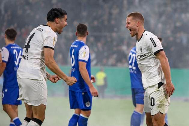 Mönchengladbach, Germany, 28 10 25 Nico Elvedi Borussia Mönchengladbach goal celebration, cheers with Kevin Diks Borussia Mönchengladbach after scoring 2 0 during the DFB Pokal 2 round match between Borussia Mönchengladbach vs Karlsruher SC at Borussia Park Mönchengladbach Stadion im Borussia Park North Rhine Westphalia Germany Copyright: xBrauer-Fotoagenturx xAdrianxSchlx