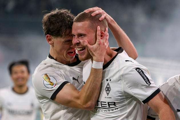 Mönchengladbach, Germany, 28 10 25 Nico Elvedi Borussia Mönchengladbach goal celebration, cheers with Philipp Sander Borussia Mönchengladbach after scoring 2 0 during the DFB Pokal 2 round match between Borussia Mönchengladbach vs Karlsruher SC at Borussia Park Mönchengladbach Stadion im Borussia Park North Rhine Westphalia Germany Copyright: xBrauer-Fotoagenturx xAdrianxSchlx