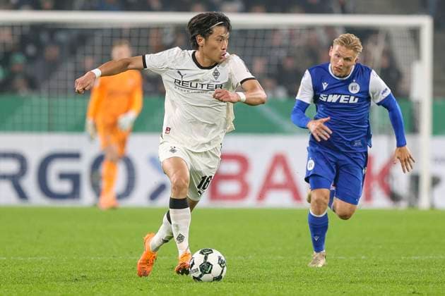 Mönchengladbach, Germany, 28 10 25 Shuto Machino Borussia Mönchengladbach in action on the ball, single action during the DFB Pokal 2 round match between Borussia Mönchengladbach vs Karlsruher SC at Borussia Park Mönchengladbach Stadion im Borussia Park North Rhine Westphalia Germany Copyright: xBrauer-Fotoagenturx xAdrianxSchlx