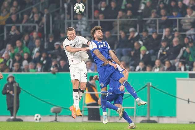 Mönchengladbach, Germany, 28 10 25 Nico Elvedi Borussia Mönchengladbach and Fabian Schleusener Karlsruher SC fighting for the ball during the DFB Pokal 2 round match between Borussia Mönchengladbach vs Karlsruher SC at Borussia Park Mönchengladbach Stadion im Borussia Park North Rhine Westphalia Germany Copyright: xBrauer-Fotoagenturx xAdrianxSchlx