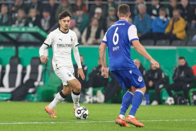 Mönchengladbach, Germany, 28 10 25 Jens Castrop Borussia Mönchengladbach and Nicolai Rapp Karlsruher SC fighting for the ball during the DFB Pokal 2 round match between Borussia Mönchengladbach vs Karlsruher SC at Borussia Park Mönchengladbach Stadion im Borussia Park North Rhine Westphalia Germany Copyright: xBrauer-Fotoagenturx xAdrianxSchlx