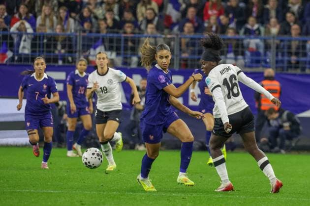 Caen, France 28 October 2025 UEFA Nations League Women 2025 2026 France vs Germany In the picture from left in the duel Maelle Lakrar France and Nicole Anyomi Germany Stade Michel dÂ Ornano Copyright: xFotostandx xFantinix