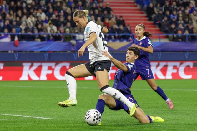 Caen, France 28 October 2025 UEFA Nations League Women 2025 2026 France vs Germany In the picture from left in the duel Klara Bühl Buehl Germany and Elisa De Almeida France Stade Michel dÂ Ornano Copyright: xFotostandx xFantinix
