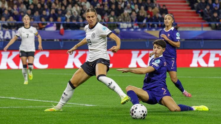 Caen, France 28 October 2025 UEFA Nations League Women 2025 2026 France vs Germany In the picture from left in the duel Klara Bühl Buehl Germany and Elisa De Almeida France Stade Michel dÂ Ornano Copyright: xFotostandx xFantinix