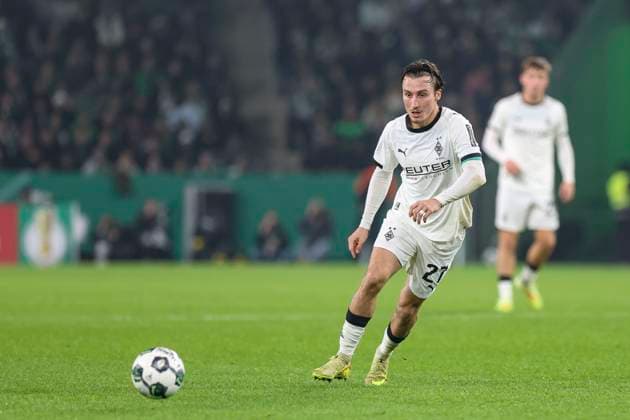 Mönchengladbach, Germany, 28 10 25 Rocco Reitz Borussia Mönchengladbach in action on the ball, single action during the DFB Pokal 2 round match between Borussia Mönchengladbach vs Karlsruher SC at the stadium in Borussia Park Mönchengladbach Stadion im Borussia Park North Rhine Westphalia Germany Copyright: xBrauer-Fotoagenturx xAdrianxSchlx