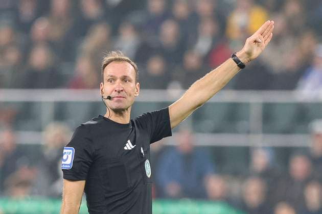 Mönchengladbach, Germany, 28 10 25 Referee Bastian Dankert gestures, gestures during the DFB Cup 2nd round match between Borussia Mönchengladbach vs Karlsruher SC at Borussia Park Mönchengladbach Stadion im Borussia Park North Rhine Westphalia Germany Copyright: xBrauer-Fotoagenturx xAdrianxSchlx