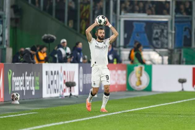 Mönchengladbach, Germany, 28 10 25 Franck Honorat Borussia Mönchengladbach has the ball in his hands during the DFB Pokal 2 round match between Borussia Mönchengladbach vs Karlsruher SC at Stadion im Borussia Park Mönchengladbach Stadion im Borussia Park North Rhine Westphalia Germany Copyright: xBrauer-Fotoagenturx xAdrianxSchlx