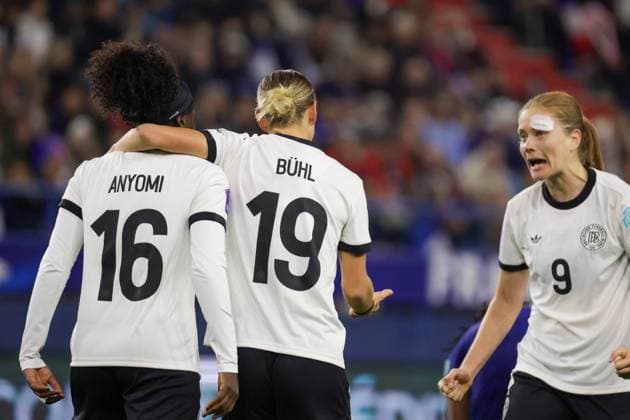 Caen, France 28 October 2025 UEFA Nations League Women 2025 2026 France vs Germany In the picture from left scorer Nicole Anyomi Germany scores the goal to 1 1 and cheers with Klara Bühl Buehl Germany and Sjoeke Nüsken Nuesken Germany Stade Michel dÂ Ornano Copyright: xFotostandx xFantinix