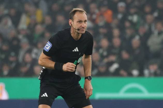 Mönchengladbach, Germany 28 October 2025 DFB Pokal 2025 2026 Borussia Mönchengladbach vs Karlsruher SC In the picture Referee Bastian Dankert DFB regulations prohibit any use of photographs as image sequences and or quasi video Borussia Park Nordrhein Westfalen Copyright: xFotostandx xvanxderxVeldenx