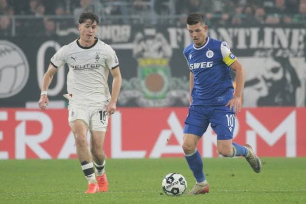 Mönchengladbach, Germany 28 October 2025 DFB Pokal 2025 2026 Borussia Mönchengladbach vs Karlsruher SC In the picture from left in a duel Philipp Sander BMG and Marvin Wanitzek KSC DFB regulations prohibit any use of photographs as image sequences and or quasi video Borussia Park Nordrhein Westfalen Copyright: xFotostandx xvanxderxVeldenx