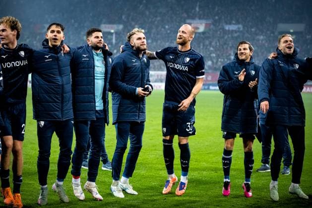 Football, 2025 2026 season, DFB Cup, WWK Arena Augsburg, 2nd round, FC Augsburg VfL Bochum, 28 10 2025 28 10 2025, Football, 2025 2026 season, DFB Cup, WWK Arena Augsburg, 2nd round, FC Augsburg VfL Bochum, Cheers Emotions Joy at VfL Bochum after the end of the match f l , 22 Niclas Thiede VfL Bochum , 3 Philipp Strompf VfL Bochum , 33 Philipp Hofmann VfL Bochum , 26 Romario Rösch VfL Bochum Photo Lucca Fundel Augsburg WWK Arena Bayern Germany