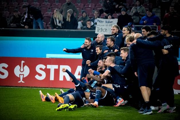 Football, Season 2025 2026, DFB Pokal, WWK Arena Augsburg, 2 Round, FC Augsburg VfL Bochum, 28 10 2025 28 10 2025, Football, Season 2025 2026, DFB Pokal, WWK Arena Augsburg, 2 Round, FC Augsburg VfL Bochum, Cheering Emotions Joy at VfL Bochum after the end of the match Team Team VfL Bochum Photo Lucca Fundel Augsburg WWK Arena Bayern Germany