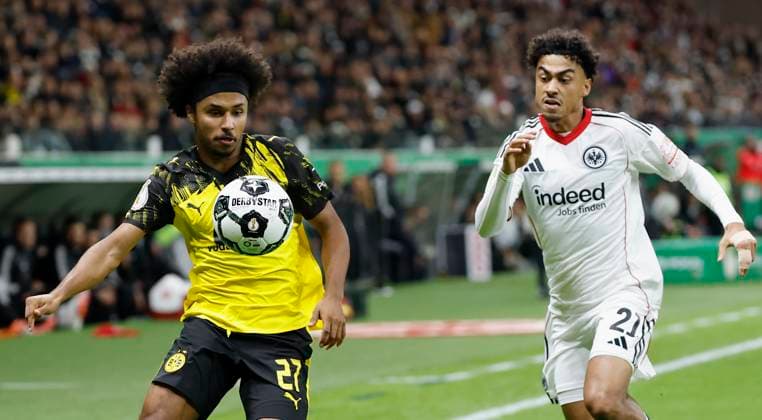 v l duel between Karim Adeyemi Borussia Dortmund, 27 and Nathaniel Brown Eintracht Frankfurt, 21 , 28 10 2025, Football, DFB Pokal, Eintracht Frankfurt Borussia Dortmund, GER, Frankfurt am Main, Deutsche Bank Park, DFB REGULATIONS PROHIBIT ANY USE OF PHOTOGRAPHS AS IMAGE SEQUENCES AND OR QUASI VIDEO Copyright: HMBxMedia xHeikoxBecker