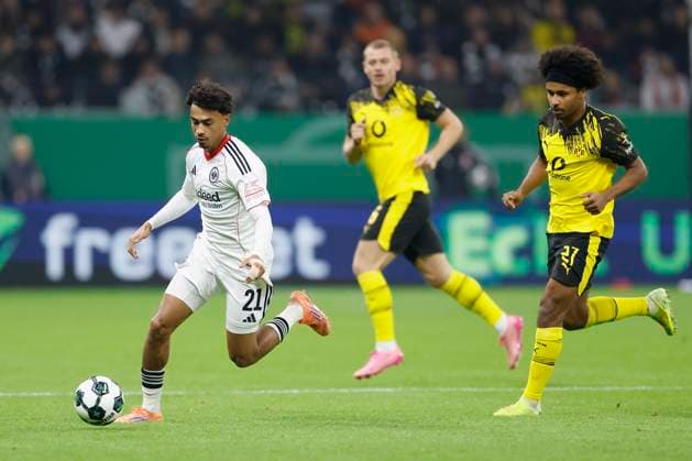 v l Nathaniel Brown Eintracht Frankfurt, 21 and Karim Adeyemi Borussia Dortmund, 27 , 28 10 2025, Football, DFB Pokal, Eintracht Frankfurt Borussia Dortmund, GER, Frankfurt am Main, Deutsche Bank Park, DFB REGULATIONS PROHIBIT ANY USE OF PHOTOGRAPHS AS IMAGE SEQUENCES AND OR QUASI VIDEO Copyright: HMBxMedia xHeikoxBecker