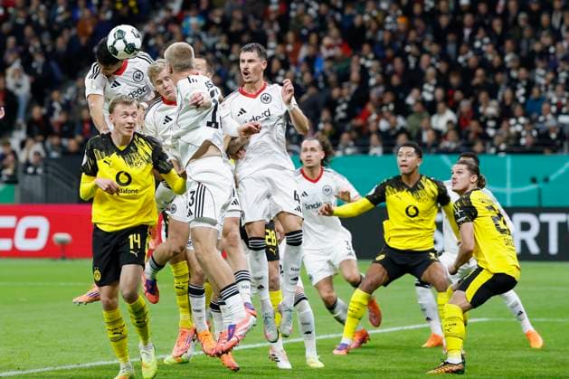 v l Fares Chaibi Eintracht Frankfurt, 8 klaert vs Maximilian Beier Borussia Dortmund, 14 , 28 10 2025, Football, DFB Pokal, Eintracht Frankfurt Borussia Dortmund, GER, Frankfurt am Main, Deutsche Bank Park, DFB REGULATIONS PROHIBIT ANY USE OF PHOTOGRAPHS AS IMAGE SEQUENCES AND OR QUASI VIDEO Copyright: HMBxMedia xHeikoxBecker
