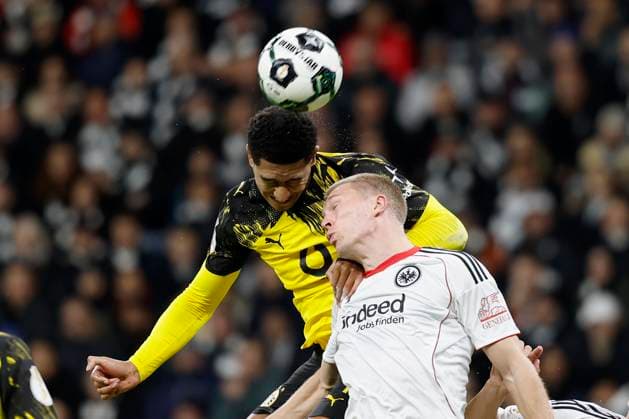 v l Jobe Bellingham Borussia Dortmund, 7 and Rasmus Kristensen Eintracht Frankfurt, 13 28 10 2025, Football, DFB Pokal, Eintracht Frankfurt Borussia Dortmund, GER, Frankfurt am Main, Deutsche Bank Park, DFB REGULATIONS PROHIBIT ANY USE OF PHOTOGRAPHS AS IMAGE SEQUENCES AND OR QUASI VIDEO Copyright: HMBxMedia xHeikoxBecker