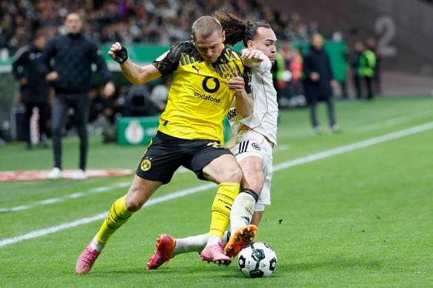 v l Julian Ryerson Borussia Dortmund, 26 and Arthur Theate Eintracht Frankfurt, 3 , 28 10 2025, Football, DFB Pokal, Eintracht Frankfurt Borussia Dortmund, GER, Frankfurt am Main, Deutsche Bank Park, DFB REGULATIONS PROHIBIT ANY USE OF PHOTOGRAPHS AS IMAGE SEQUENCES AND OR QUASI VIDEO Copyright: HMBxMedia xHeikoxBecker
