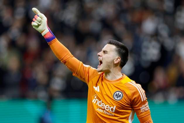 v l Goalkeeper Michael Zetterer Eintracht Frankfurt, 23 , 28 10 2025, Football, DFB Pokal, Eintracht Frankfurt Borussia Dortmund, GER, Frankfurt am Main, Deutsche Bank Park, DFB REGULATIONS PROHIBIT ANY USE OF PHOTOGRAPHS AS IMAGE SEQUENCES AND OR QUASI VIDEO Copyright: HMBxMedia xHeikoxBecker