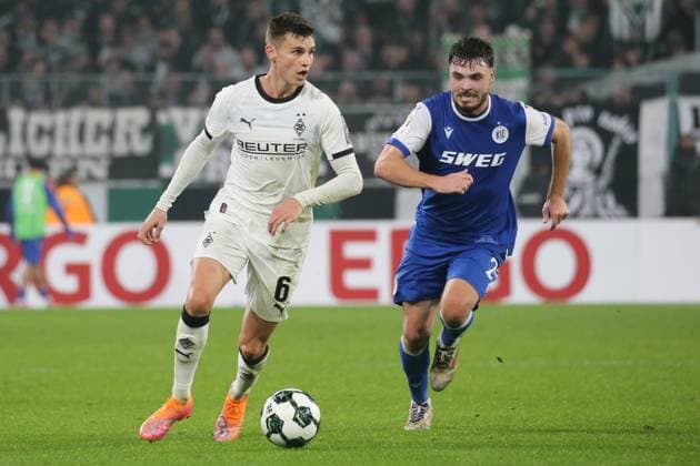 Mönchengladbach, Germany 28 October 2025 DFB Pokal 2025 2026 Borussia Mönchengladbach vs Karlsruher SC In the picture from left in duel Yannik Engelhardt BMG and Lilian Egloff KSC DFB regulations prohibit any use of photographs as image sequences and or quasi video Borussia Park Nordrhein Westfalen Copyright: xFotostandx xvanxderxVeldenx