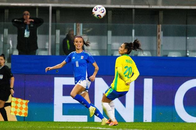 CALCIO - Amichevole - Italy Women vs Brazil Women Barbara Bonansea of Italy compete for the ball with Mariza Nascimento Silva of Brazil during the friendly match between Italy woman and Brazil woman, Stadio Tardini on October 28, 2025 in Parma, Italy. Photo: Cinzia Camela. Parma Italy  Copyright: xIPAxSport ABACAx
