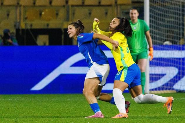 CALCIO - Amichevole - Italy Women vs Brazil Women Sofia Cantore of Italy compete for the ball with Mariza Nascimento Silva of Brazil during the friendly match between Italy women and Brazil women, Stadio Tardini on October 28, 2025 in Parma, Italy. Photo: Cinzia Camela. Parma Italy  Copyright: xIPAxSport ABACAx