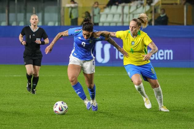 Martina Piemonte (Italy) fights for the ball against Isadora Haas (Brazil) during Italy Women vs Brazil Women, Friendly football match in Parma, Italy, October 28 2025  Copyright: xLorenzoxCattani IPAxSportx xipa-agency.netx xx IPA_67203754 IPA_Agency_IPA67203754