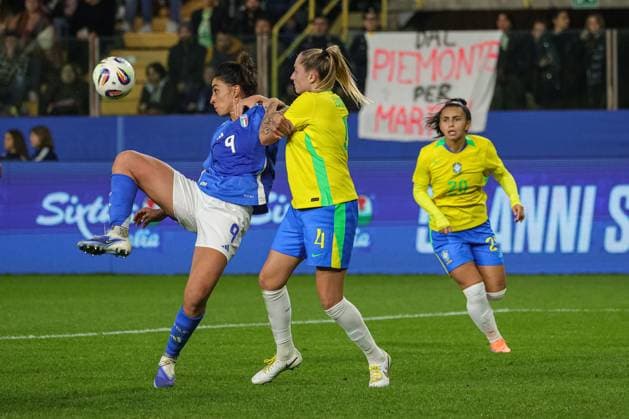 Martina Piemonte (Italy) fights for the ball against Isadora Haas (Brazil) during Italy Women vs Brazil Women, Friendly football match in Parma, Italy, October 28 2025  Copyright: xLorenzoxCattani IPAxSportx xipa-agency.netx xx IPA_67203788 IPA_Agency_IPA67203788