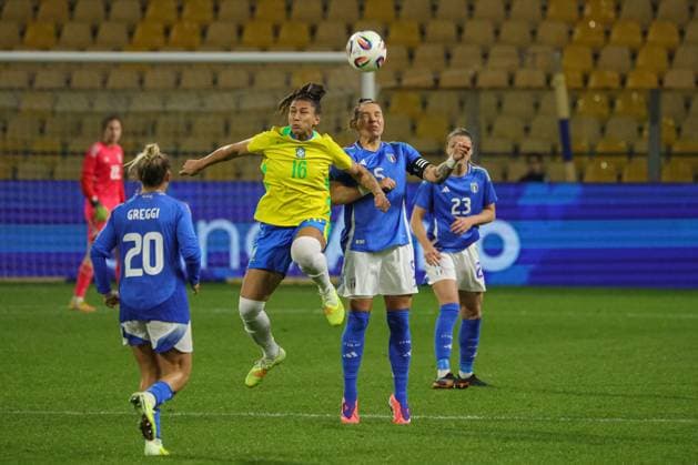 Bia Zaneratto (Brazil) fights for the ball against .it5 during Italy Women vs Brazil Women, Friendly football match in Parma, Italy, October 28 2025  Copyright: xLorenzoxCattani IPAxSportx xipa-agency.netx xx IPA_67203800 IPA_Agency_IPA67203800