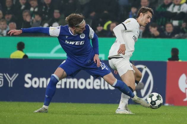 Mönchengladbach, Germany 28 October 2025 DFB Pokal 2025 2026 Borussia Mönchengladbach vs Karlsruher SC Pictured from left in duel David Herold KSC and Florian Neuhaus BMG DFB regulations prohibit any use of photographs as image sequences and or quasi video Borussia Park Nordrhein Westfalen Copyright: xFotostandx xvanxderxVeldenx