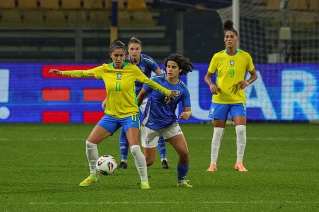 CALCIO - Amichevole - Italy Women vs Brazil Women Jheniffer (Brazil) in action against Eva Schatzer (Italy) during Italy Women vs Brazil Women, Friendly football match in Parma, Italy, October 28 2025 Parma Italy  Copyright: xIPAxSport ABACAx