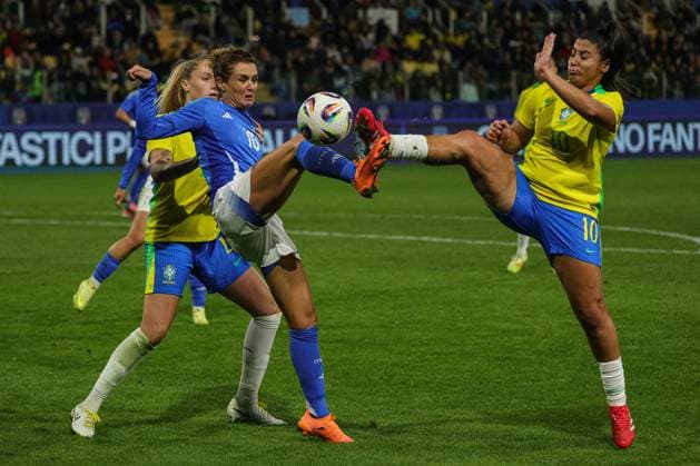 CALCIO - Amichevole - Italy Women vs Brazil Women Cristiana Girelli (Italy) fights for the ball against Duda Sampaio (Brazil) during Italy Women vs Brazil Women, Friendly football match in Parma, Italy, October 28 2025 Parma Italy  Copyright: xIPAxSport ABACAx