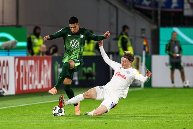 Adam Daghim VfL Wolfsburg,11 vs Jonas Therkelsen Holstein Kiel,10 2 Round DFB Cup Season 2025 2026 VfL Wolfsburg vs Holstein Kiel at the Volkswagen Arena in Wolfsburg Action,Football,Germany,Man,Men,28 10 2025