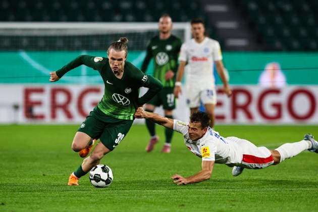 Patrick Wimmer VfL Wolfsburg,39 vs Stefan Schwab Holstein Kiel,22 2nd round DFB Cup season 2025 2026 VfL Wolfsburg vs Holstein Kiel at the Volkswagen Arena in Wolfsburg Action,Football,Germany,Man,Men,28 10 2025
