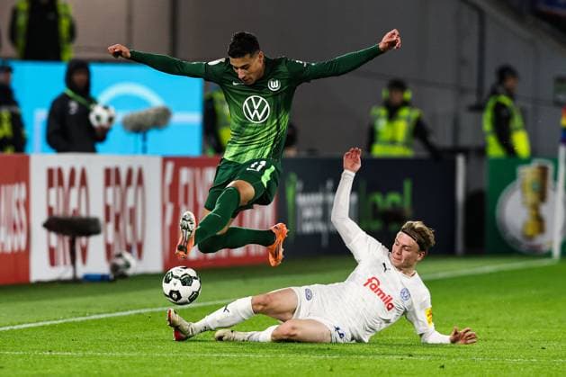 Adam Daghim VfL Wolfsburg,11 vs Jonas Therkelsen Holstein Kiel,10 2 Round DFB Cup Season 2025 2026 VfL Wolfsburg vs Holstein Kiel at the Volkswagen Arena in Wolfsburg Action,Football,Germany,Man,Men,28 10 2025