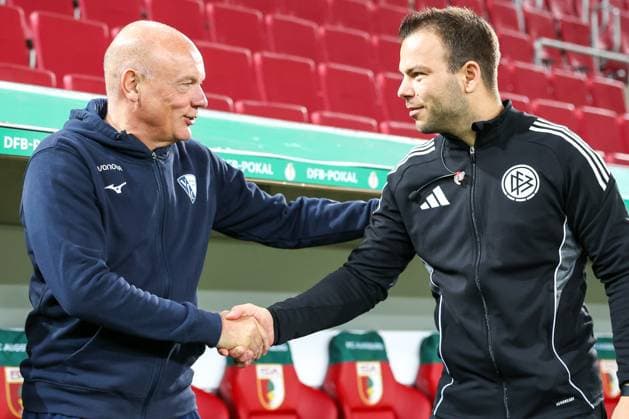 Head coach Uwe Roesler VfL Bochum , left, welcomes the fourth official, Wolfgang Haslberger, FC Augsburg vs VfL Bochum 1848, Football, Men, DFL, DFB Cup, Season 2025 2026, WWK Arena, Second round, 28 10 2025 Augsburg Bavaria Germany Copyright: xkolbert-press MartinxAgüerax