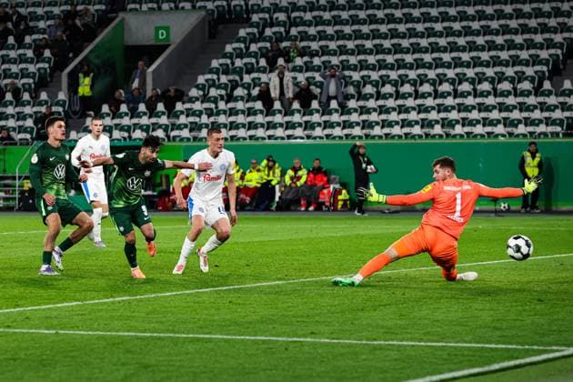 Mohamed Amoura VfL Wolfsburg,9 scores against goalkeeper Timon Weiner Holstein Kiel,1 to 1 1, the goal is not given 2 round DFB Cup season 2025 2026 VfL Wolfsburg vs Holstein Kiel at the Volkswagen Arena in Wolfsburg Action,Football,Germany,Man,Men,28 10 2025