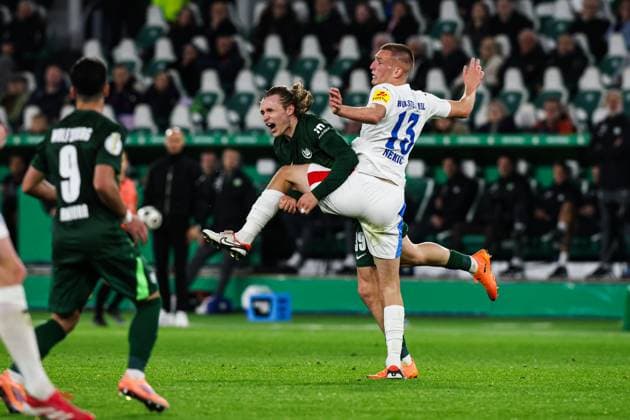 Patrick Wimmer VfL Wolfsburg,39 vs Ivan Nekic Holstein Kiel,13 2 Round DFB Cup Season 2025 2026 VfL Wolfsburg vs Holstein Kiel at the Volkswagen Arena in Wolfsburg Action,Football,Germany,Man,Men,28 10 2025