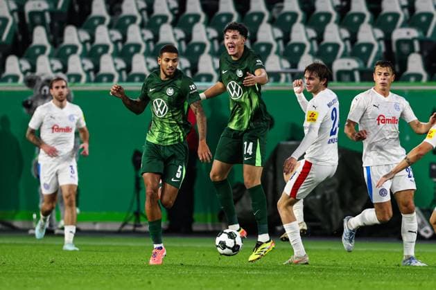 v l Vinicius Souza VfL Wolfsburg,5 , Jenson Seelt VfL Wolfsburg,14 , Magnus Knudsen Holstein Kiel,24 2 Round DFB Cup Season 2025 2026 VfL Wolfsburg vs Holstein Kiel at the Volkswagen Arena in Wolfsburg Action,Football,Germany,Man,Men,28 10 2025