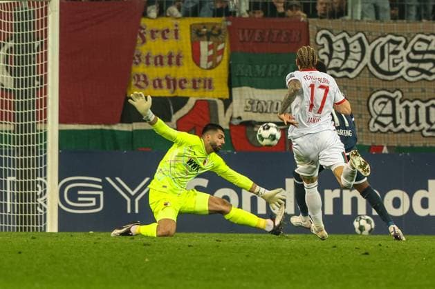 Nediljko Labrovic 22 FC Augsburg , left, thwarts a great chance by Moritz Broni Kwarteng 11 VfL Bochum , Kristijan Jakic 17 FC Augsburg behind, FC Augsburg vs VfL Bochum 1848, Football, Men, DFL, DFB Pokal, Season 2025 2026, WWK Arena, Second Round, 28 10 2025 Augsburg Bayern Germany Copyright: xkolbert-press MartinxAgüerax