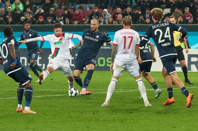 Elvis Rexhbecaj 8 FC Augsburg , left, and Philipp Hofmann 33 VfL Bochum in a duel for the ball, with Kristijan Jakic 17 FC Augsburg and Mats Pannewig 24 VfL Bochum as well as Michael Obafemi 10 VfL Bochum , FC Augsburg vs VfL Bochum 1848, Football, Men, DFL, DFB Cup, Season 2025 2026, WWK Arena, Second round, 28 10 2025 Augsburg Bayern Germany Copyright: xkolbert-press MartinxAgüerax