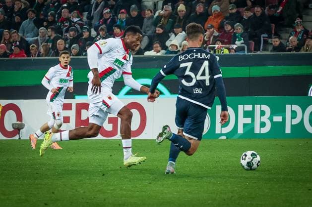 Samuel Essende 9 FC Augsburg , left, against Cajetan Lenz 34 VfL Bochum , FC Augsburg vs VfL Bochum 1848, Football, Men, DFL, DFB Cup, Season 2025 2026, WWK Arena, Second Round, 28 10 2025 Augsburg Bavaria Germany Copyright: xkolbert-press MartinxAgüerax