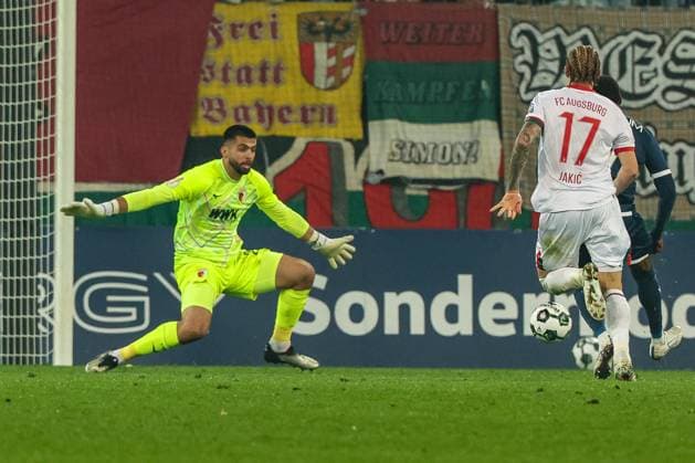 Nediljko Labrovic 22 FC Augsburg , left, thwarts a great chance by Moritz Broni Kwarteng 11 VfL Bochum , Kristijan Jakic 17 FC Augsburg behind, FC Augsburg vs VfL Bochum 1848, Football, Men, DFL, DFB Pokal, Season 2025 2026, WWK Arena, Second Round, 28 10 2025 Augsburg Bayern Germany Copyright: xkolbert-press MartinxAgüerax